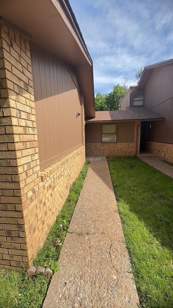 Building Photo - Pet Friendly property!