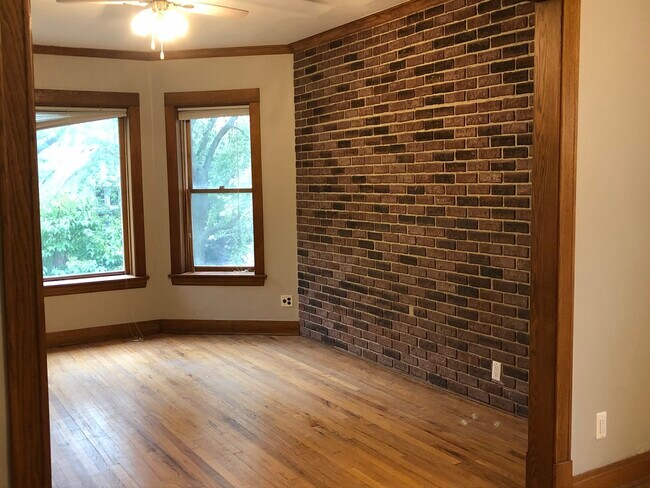 Building Photo - 4954 N Claremont Ave