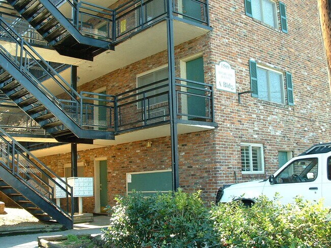 Foto del edificio - 1BR Walk-to-Class