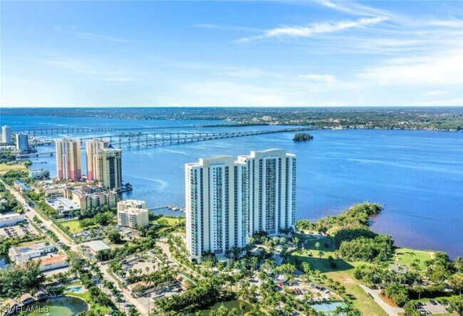 Foto del edificio - 3000 Oasis Grand Blvd