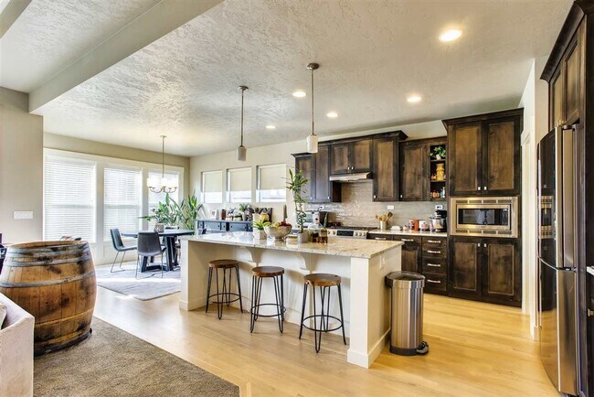 Building Photo - Beautiful 3 bed, 2 bath home in SpurWing Greens Subdivision!