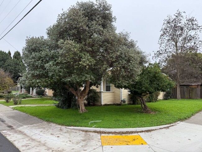 Building Photo - 3 Bedroom 1.5 Bath Downtown Dixon *STAR RENTALS