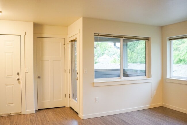 Building Photo - Contemporary Top-Floor Corner 2 Bedroom w/...