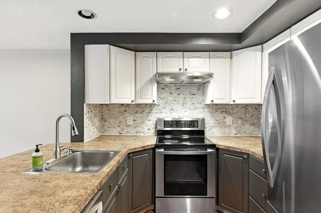 Foto del edificio - Updated 2 Bedroom/2.5 Condo w/garage