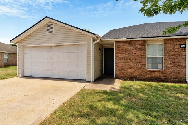 Photo - 3 Bed 2 Bath duplex just minutes to I-49 House