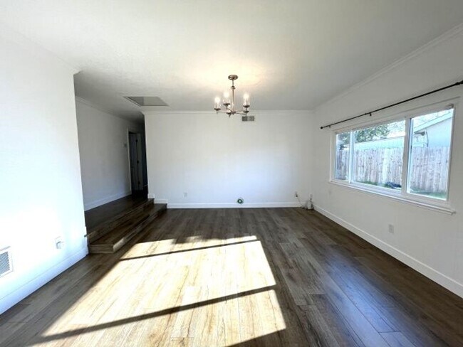 Building Photo - Well kept 3 bedroom, 2 bath detached singl...