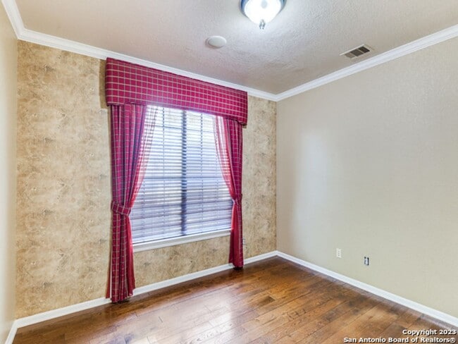 Building Photo - 4bed 2.5 bath