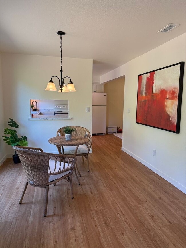 Building Photo - Updated Private Townhouse w/ Plenty of Parking