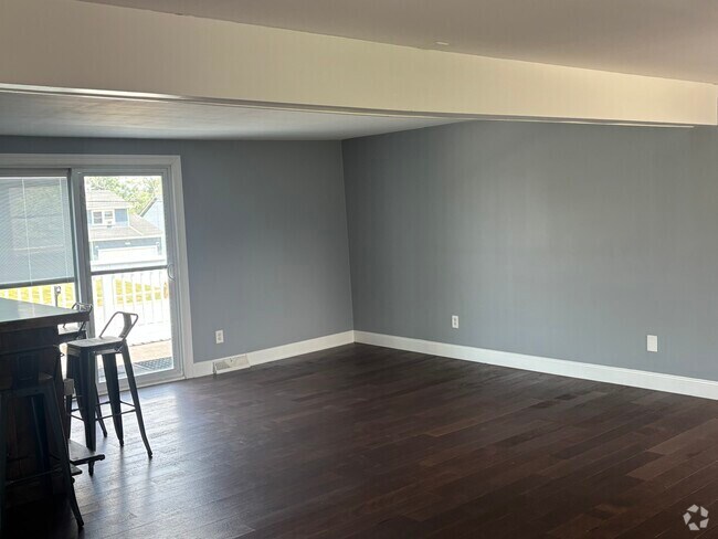 Building Photo - 1371 Losson Rd