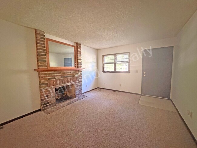 Foto del edificio - Charming 3 Bedroom Unit Available!