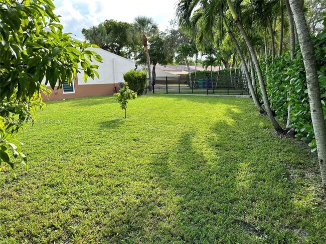 Building Photo - 7200 Jacaranda Ln