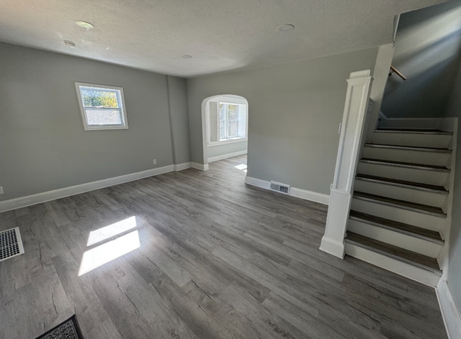 Building Photo - Single Family Home 4 beds 1 bath Available...