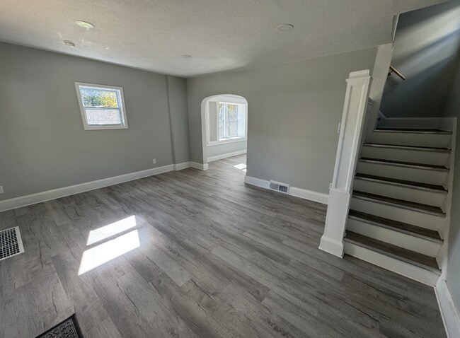 Foto del edificio - Single Family Home 4 beds 1 bath Available...