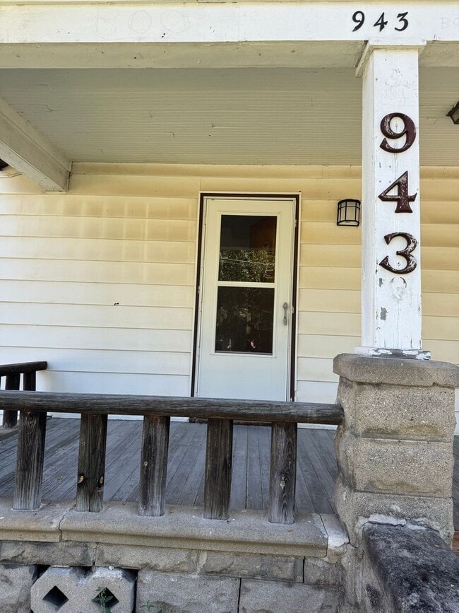 Building Photo - 3 Bedroom Single Family Home located in Be...