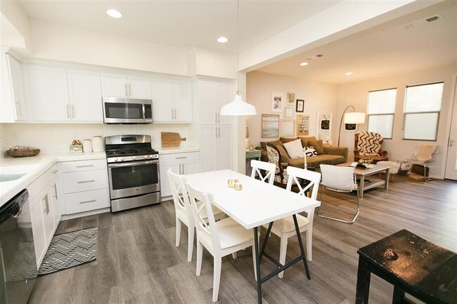 Foto del edificio - Urban living in this Gorgeous 3 bedroom 3....