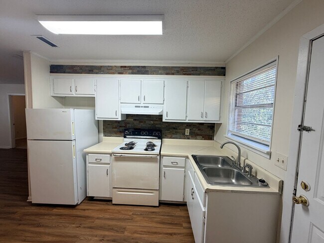 Building Photo - Lankford Place 2 bedroom/1bath Duplex