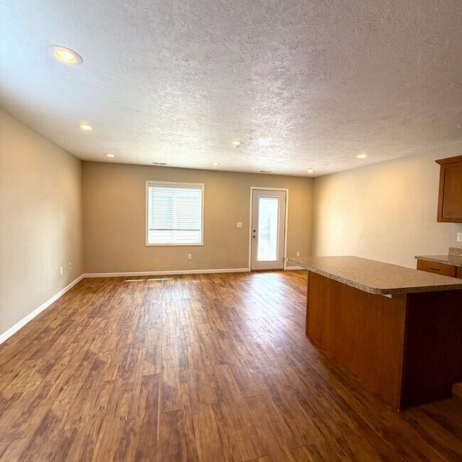 Building Photo - Spacious 3 Bedroom, 3 Full Bathroom Townhouse!!