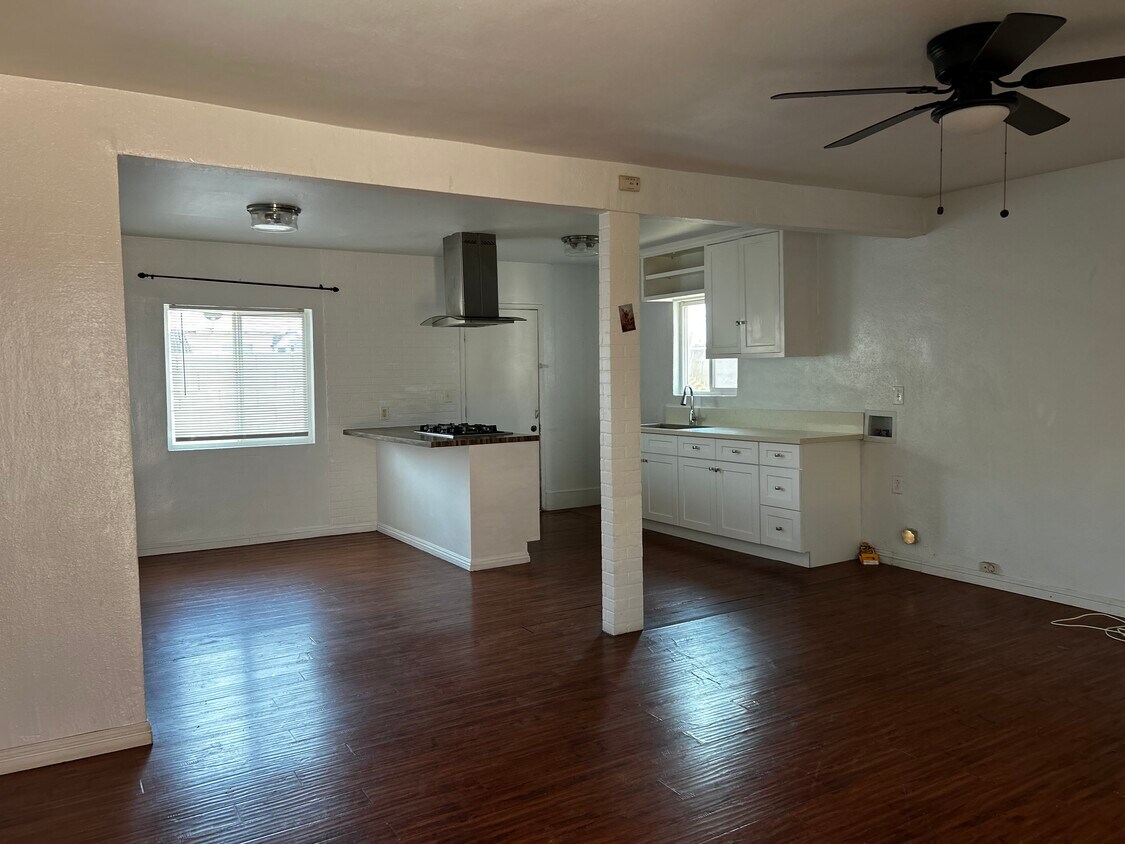 Foto principal - 2813 N Santa Fe Ave