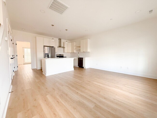 Foto del edificio - Modern 3-Bedroom Home with Flex Room, Pool, and Pickleball Court at Highbury