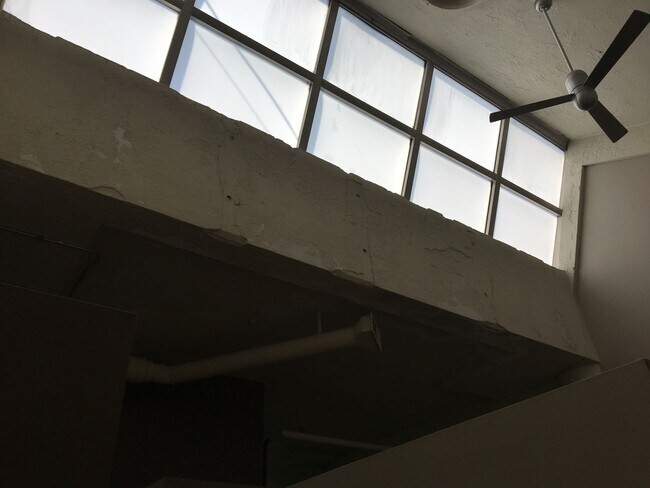 Building Photo - 1800 W Roscoe St