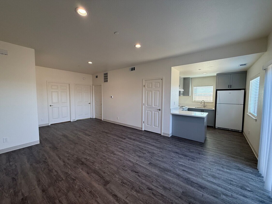 Foto principal - Free Month of Rent for Move in before Dec 1st - Large Brand New 2 Bedroom Apartment with Patio
