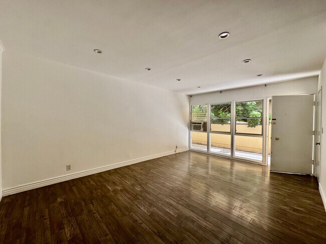 Foto del edificio - 337 Rexford Dr