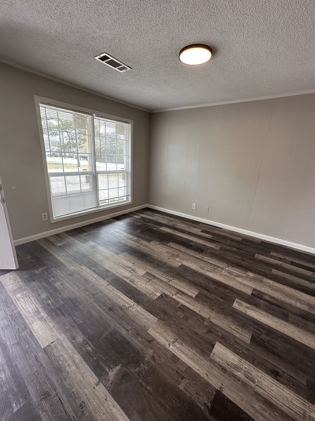 Building Photo - Newly Remodeled 2 Bedroom, 1 Bathroom Triplex