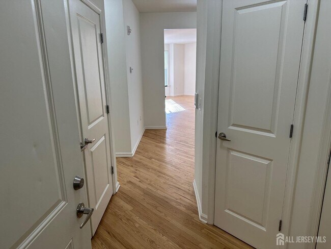 Foto del edificio - 45 Roosevelt Ave