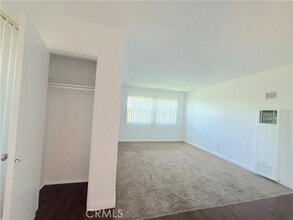 Building Photo - 331 E Live Oak St