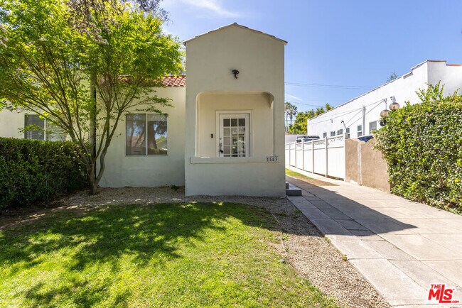 Foto del edificio - 1553 N Stanley Ave