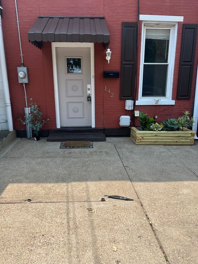 Foto principal - 2 Bed 1 Bath Townhouse for Rent in Lawrenc...