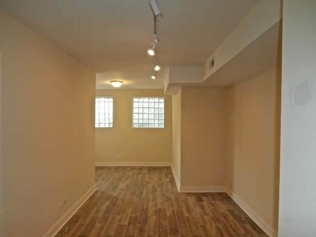Building Photo - 5001 N Sawyer Ave