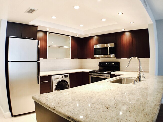 Foto del edificio - Beautifully Updated! in the heart of Westwood! North exposure!