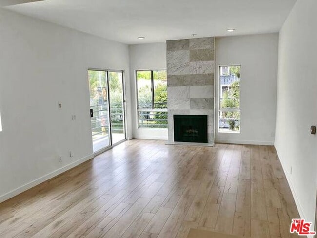 Building Photo - 301 S Swall Dr