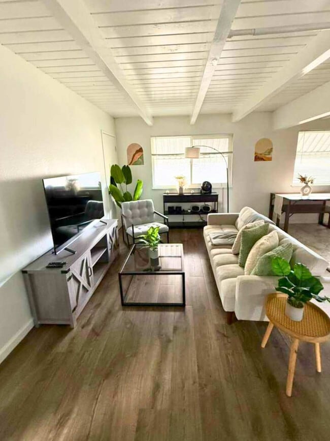 Building Photo - 2312 Bonar St