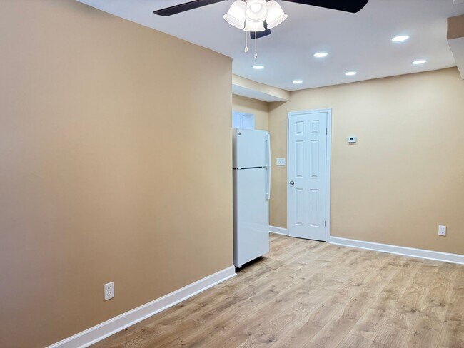 Building Photo - 8716 Plymouth St