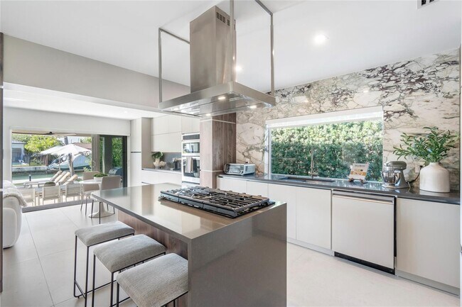 Foto del edificio - 7810 Hawthorne Ave