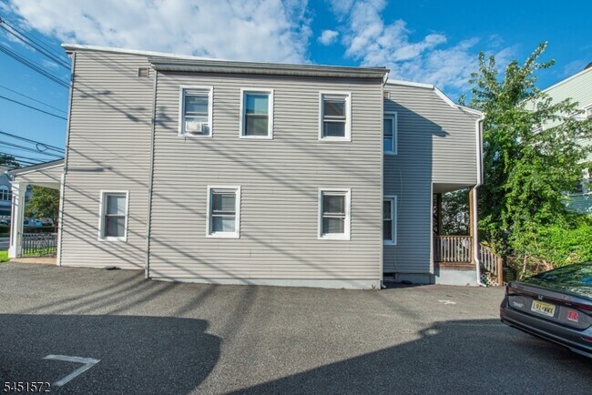 Building Photo - 143 Valley Rd