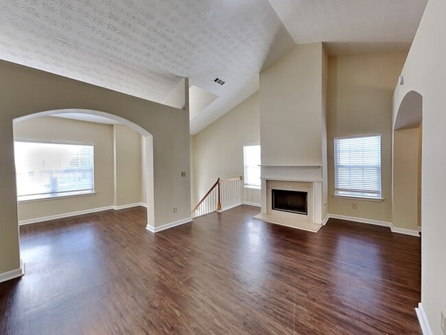 Building Photo - 320 Lake Royale Pl