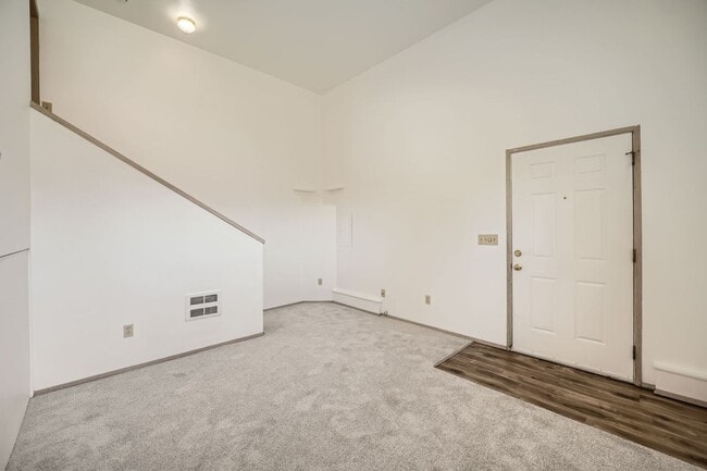 Building Photo - Shorewood Place 1031