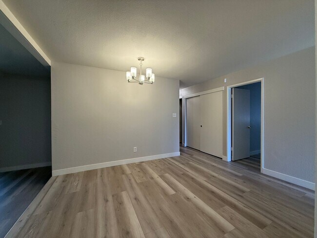 Foto del edificio - Beautiful and renovated 4 Bed 2 Bath in Sacramento!
