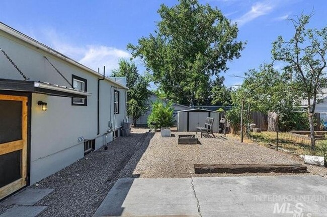 Building Photo - Top unit of Duplex