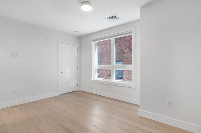 Building Photo - 312 Border St