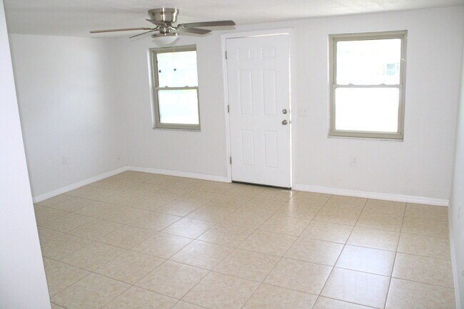 Building Photo - Beautifully updated 2 bedroom 1 bath