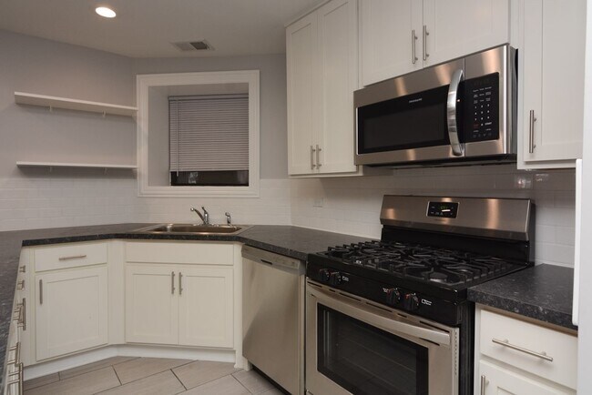 Foto del edificio - 902 W Montrose Ave