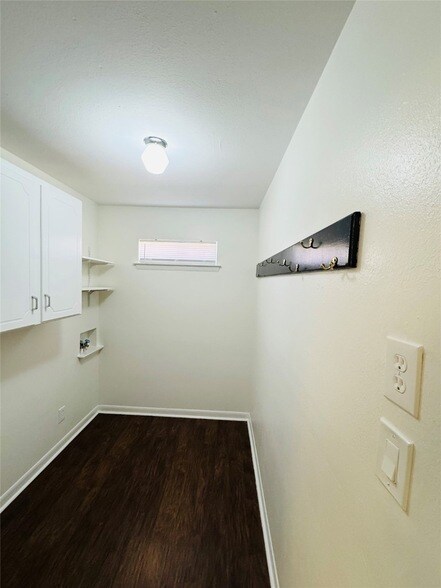 Foto del edificio - 8406 Foxwood Ln