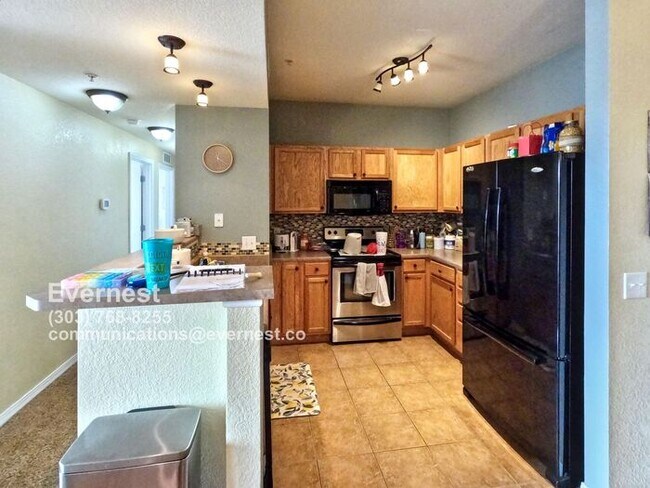 Building Photo - Comfortable 2-Bedroom Condo Living with Po...