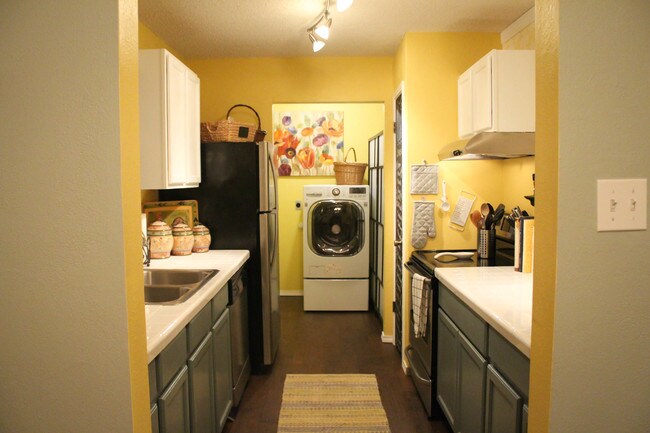 Cocina y entrada lateral de servicios públicos - 1800 Martin Luther King Jr E Blvd