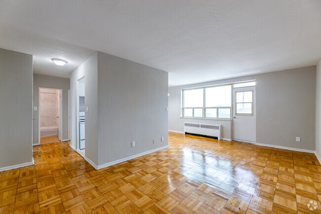 1BR, 1BA - 717 SF - Living Room - Parkway Manor