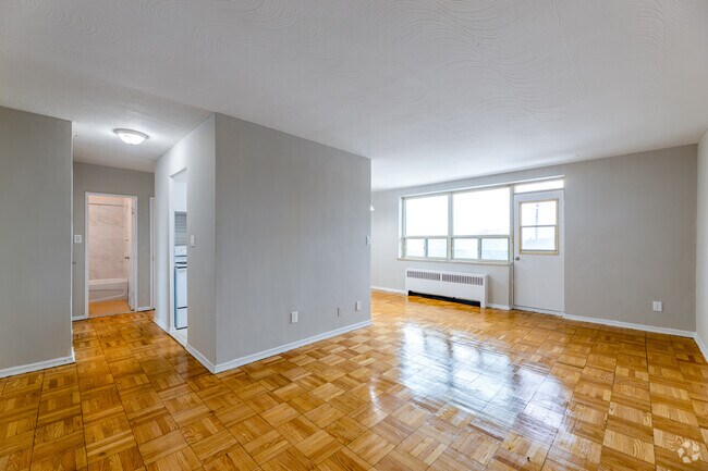 1BR, 1BA - 717 SF - Salon - Parkway Manor